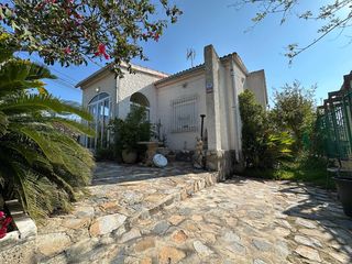 House en San Fulgencio. Esta casa unifamiliar de esquina, dise�ada con mucho cari�o, est