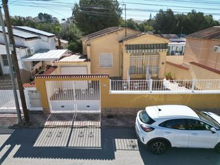 Casa a San Fulgencio. Se vende acogedora casa independiente modelo rosa, con una super