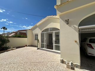 Haus in San Fulgencio. Esta vivienda muy bien cuidada ofrece una combinaciãn ideal de c