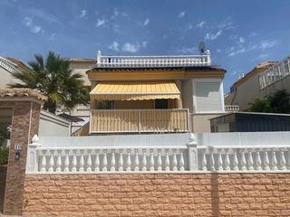 House in San Fulgencio. Construida en 2003, esta casa ha sido ampliada y renovada con es