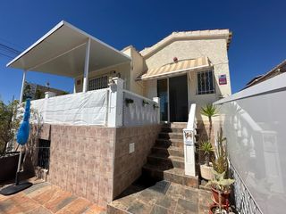 Casa a San Fulgencio. Esta atractiva casa independiente en esquina destaca por su tran