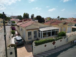Casa a San Fulgencio. Este encantador chalet independiente se encuentra sobre una parc