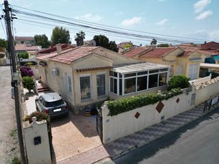 Haus en San Fulgencio. Este encantador chalet independiente se encuentra sobre una parc