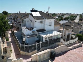 Casa en San Fulgencio. Esta atractiva vivienda tipo quad, situada en la segunda planta,