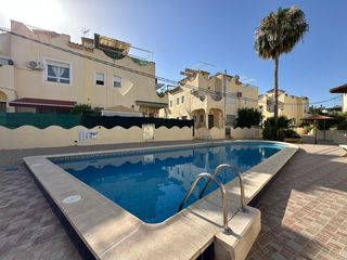 Chalet in San Fulgencio. Encantadora vivienda quad con orientaciãn sur, piscina comunitar