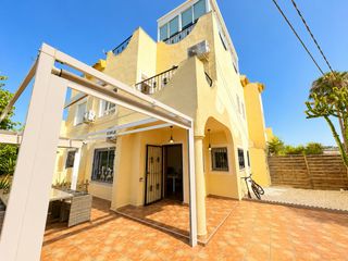 Xalet en San Fulgencio. Encantadora vivienda quad con orientaci�n sur, piscina comunitar