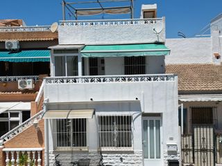 Haus en San Fulgencio. Esta cuidada casa adosada de tres plantas se encuentra en una ex