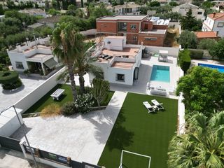 Casa en San Fulgencio. Espectacular villa independiente totalmente reformada con piscin