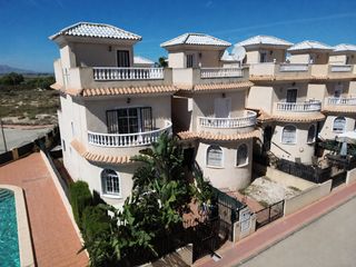 House in San Fulgencio. Esta encantadora vivienda se encuentra en una cuidada urbanizaci