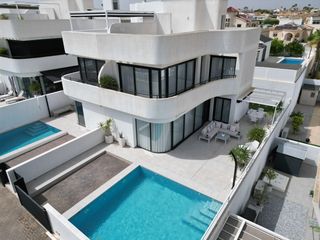 Casa aparellada en San Fulgencio. Exclusiva vivienda de obra nueva con piscina privada y sol�rium