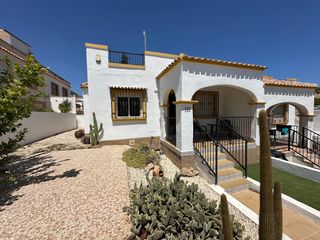 Casa en San Fulgencio. Esta cuidada vivienda tipo quad se encuentra en un magn�fico est