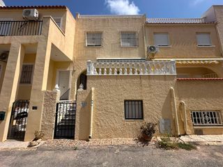 Maison à San Fulgencio. Bonita vivienda ampliada de dos plantas con amplio solãriumesta