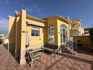 House in San Fulgencio. Chalet independiente con piscina comunitaria en la marina, san f