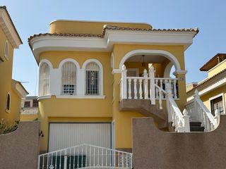 Pis a San Fulgencio. Esta encantadora y espaciosa vivienda se encuentra en una cuidad