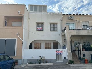 Casa a San Fulgencio. Adosado en buen estado, distribuido en tres plantas, situado en