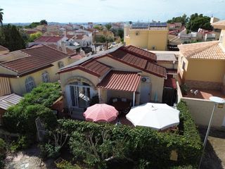 Casa in San Fulgencio. Casa independiente con piscina privada, jardãn y parkingmagnãfic