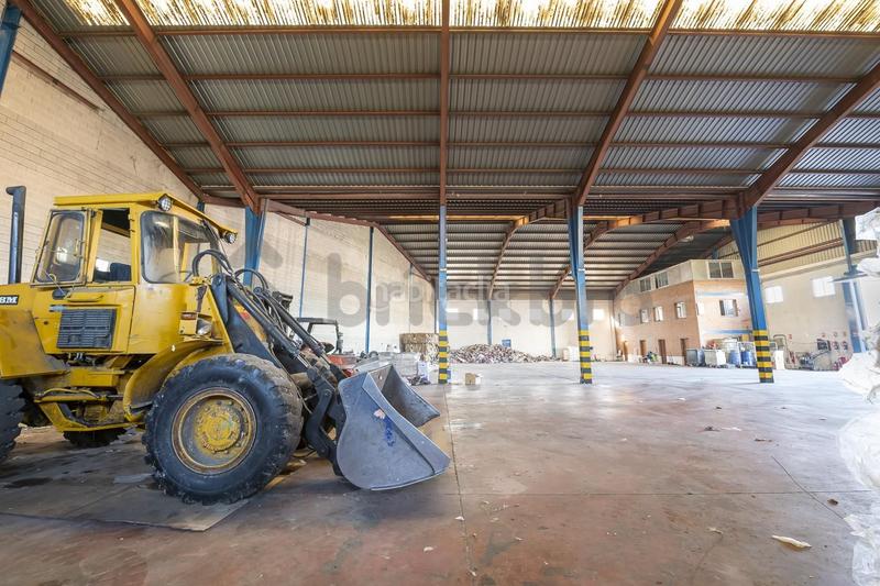 Foto e07720bb-6b3e-4a04-b89b-f94bbb0a250d. Fabrikhalle in Leganés norte Leganés