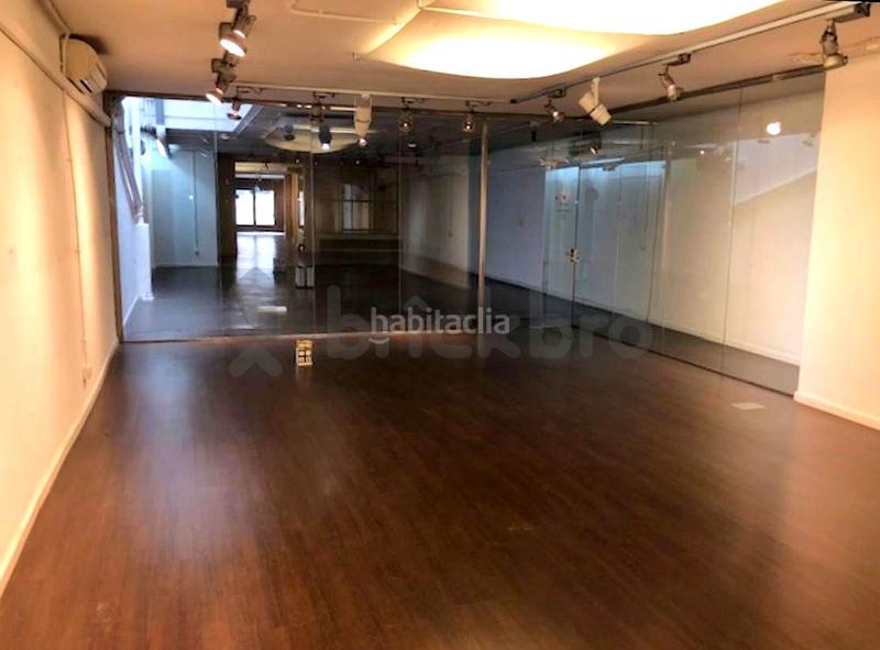 Foto c0c91340-5294-4bee-a53d-6df3a226e090. Alquiler local comercial local en carrer de les camèlies en Barcelona