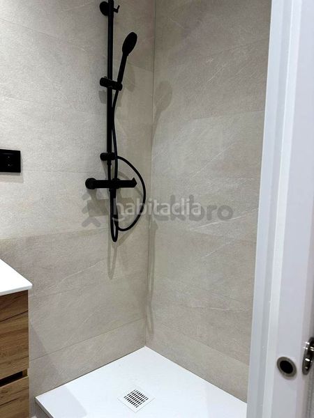 Foto b0937c0e-06c6-4fc5-8eaf-7ff4f0c9b187. Local comercial a Vila de Gràcia Barcelona