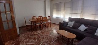 Miete Etagenwohnung  Avenida juan de borbon. Amplia y luminosa vivienda, para familia o estudiantes