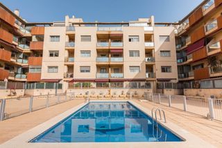 Lloguer Pis  Paseo fernandez caballero. Vivienda de tres dormitorios y piscina comunitaria