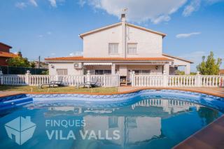 Casa  Can ribas. Doble habitatge per dues families