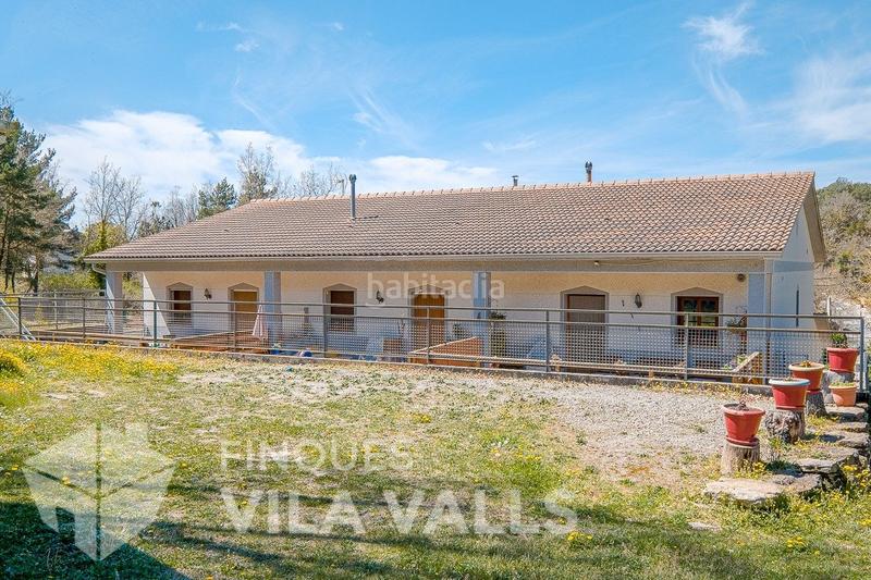 Foto ce3730b9-b46a-41b0-b6a3-616f96037d9f. Casa  de estilo rural con 3000 m! en Castellcir