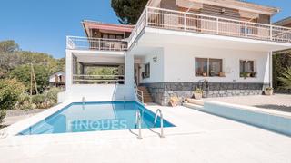 Casa a Lliçà d´Amunt. Chalet doble independiente con pista de tenis y piscina!