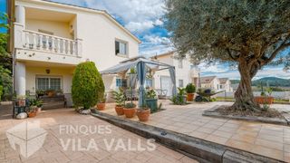 Haus in Caldes de Montbui. Parcela plana y vistas al bosque