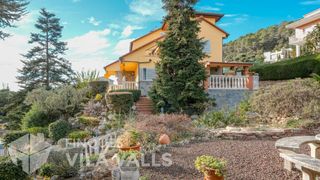Casa  Alzina. Chalet muy amplio, intimo y práctico!