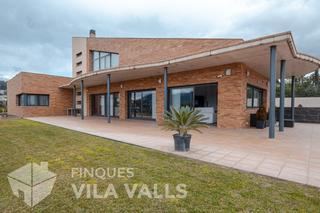 Haus  Calle llaverta. Xalet único de arquitectura moderna en caldes