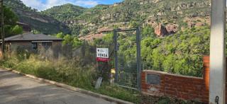 Terreny residencial a Sant Feliu de Codines. Solar edificable con pendiente descendiente