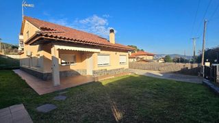 Location Maison à Bigues i Riells del Fai. Chalet totalmente amueblado de 220 m2 rodeado de jardín llano de