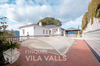 Xalet  Avenida c roselló. Chalet con piscina cubierta, jardín y vista a la montaña!