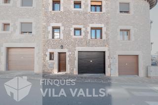 Casa  Marfà. Casa de pedra al centre amb jardí