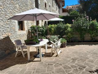 Casa  Marfà. Casa de piedra en el centro con jardín
