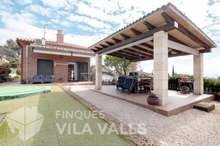 Xalet  C alosa. Casa de obra vista con jardn en santa eullia