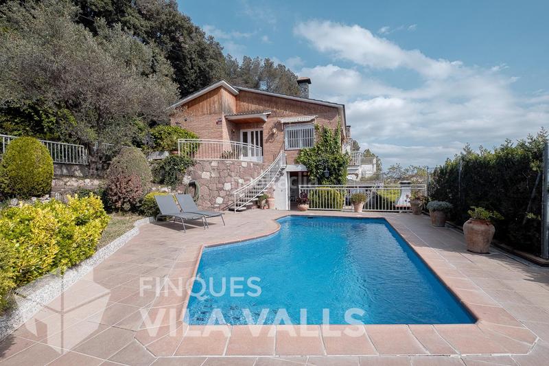 Foto 0918d3a4-1d4f-4ab8-9105-aae749911ffd. Chalet preciosa casa dentro del pueblo con piscina en Sant Feliu de Codines