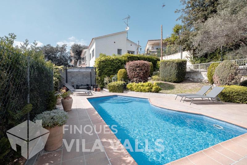 Foto c45b884b-f9de-4820-94bb-40aeaca70249. Chalet preciosa casa dentro del pueblo con piscina en Sant Feliu de Codines