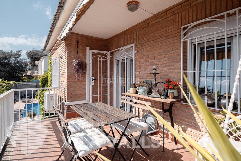 Foto e469bcf5-142f-4e0f-9683-54a30b816ce1. Chalet preciosa casa dentro del pueblo con piscina en Sant Feliu de Codines
