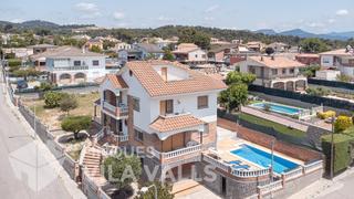 Maison  Camí de caldes. Espectacular chalet de 3 plantas con piscina y gran jardín