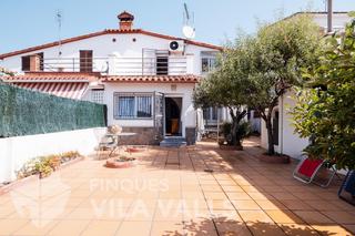 Maison  Carrer carrer doctor fleming. En la mejor zona del pueblo. casa con patio, bodega y terraza