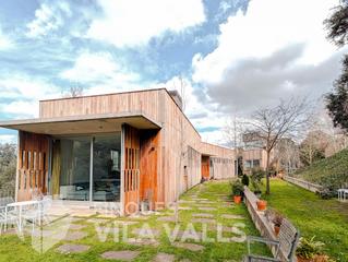 Xalet  Carrer c lluis badó. Casa de diseño con jardín y piscina