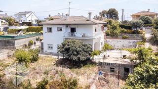 Chalet  Carrer del turo del pi de les tres branques. Casa con jardín en caldes de montbui  can valls