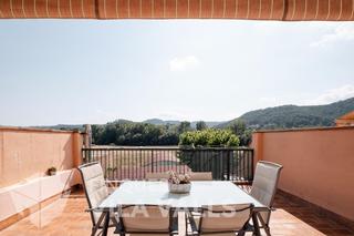 Casa adossada a Bigues i Riells. Casa en el centro del pueblo con jardn a punto para entrar a vi