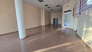 Rent Business premise in Calle carrer molí 1. Gran local con muchas posibilidades