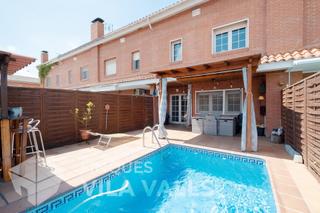 Casa  C de la plana. Casa con piscina, garaje doble y múltiples espacios funcionales