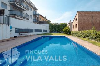 Pis  C de l'oller 4. Piso con gran terraza y piscina comunitaria en planta baja. top!
