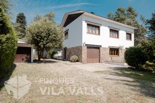 Casa  C lluis badó. Chalet con jardín y casa de invitados a la venta