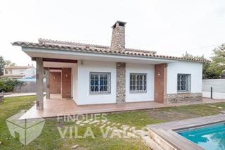 Chalet  Sant isidre. Casa en una sola planta con jardín y piscina en santa eulàlia